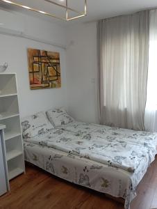 a bedroom with a bed and a window at Студио за нощувки Габрово in Gabrovo