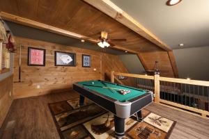 ガトリンバーグにあるSplash Time Cinema by Eden Crestの地下(ビリヤード台付)