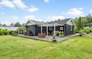 Um jardim no exterior de Amazing Home In Rønde With Wifi