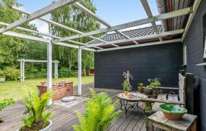 Um jardim no exterior de Amazing Home In Rønde With Wifi