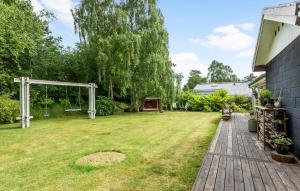 Um jardim no exterior de Amazing Home In Rønde With Wifi