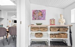 Uma área de estar em Amazing Home In Rønde With Wifi