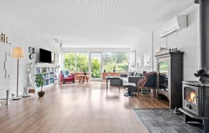 uma sala de estar aberta com lareira e uma sala de estar em Amazing Home In Rønde With Wifi em Rønde