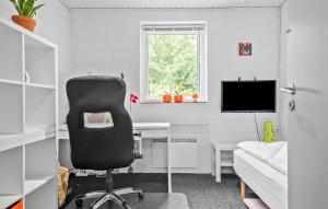 Uma televisão e/ou sistema de entretenimento em Amazing Home In Rønde With Wifi
