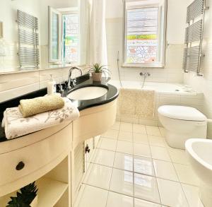 bagno bianco con lavandino e servizi igienici di Ponza Le Forna a Ponza