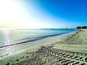 a beach with the ocean and the shoreline at Mar y desconexión in San Javier