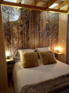 En eller flere senge i et værelse på Chalet de montagne au cœur de Doucy