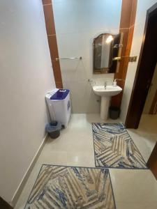 a bathroom with a toilet and a sink at شقق فندقيه خاصة خميس مشيط in Khamis Mushayt