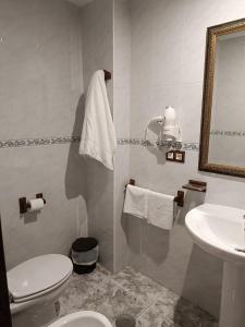 łazienka z toaletą i umywalką w obiekcie Casa Rural Outeiro w mieście Outeiro