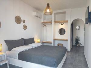 En eller flere senge i et værelse på Rhodes Soul luxury suites