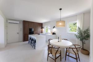 een keuken en eetkamer met een tafel en stoelen bij Olive apartment in Kaštela