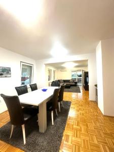 een woonkamer met een tafel en stoelen bij Vila Mariam&Maid in Sarajevo