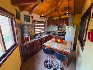 Kuchyň nebo kuchyňský kout v ubytování Villas De Los Pinos 2