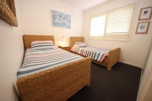 En eller flere senge i et værelse på Jubilee Apartment 10 2 Paragon Ave SWR + 4 billeder