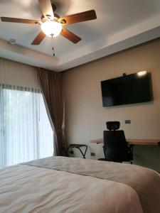 Hotel Mi Linda Tierra的电视和/或娱乐中心
