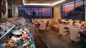 een restaurant met een eetkamer met tafels en stoelen bij NEW Luxury Hotel Suite Sandton City in Johannesburg