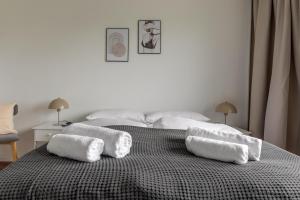two beds with white towels on top of a bed at Global Living - Design Apartments I Terrace I Kitchen I Smart-TV I Parking space I München in Munich