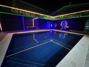 Бассейн в Republik Hotel, Bistro and Nightclub on Site или поблизости