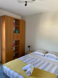 um quarto com uma cama e uma estante de livros em Appartement 02 Vue Panoramique -WIFI- Parking privé -NICE em Nice