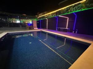 Бассейн в Republik Hotel, Bistro and Nightclub on Site или поблизости