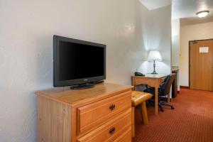 TV a/nebo společenská místnost v ubytování Best Western Devils Tower Inn