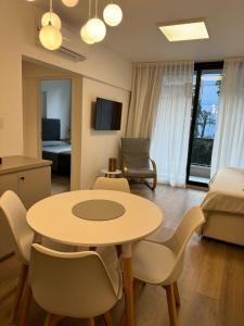 Pokój ze stołem i krzesłami oraz sypialnią w obiekcie Monroe Suites w BuenosAires