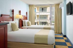 Postel nebo postele na pokoji v ubytování Ewa Hotel Waikiki