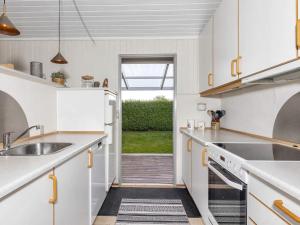 Η κουζίνα ή μικρή κουζίνα στο 5 person holiday home in Roslev-By Traum