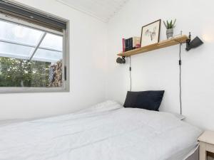 Ένα ή περισσότερα κρεβάτια σε δωμάτιο στο 5 person holiday home in Roslev-By Traum