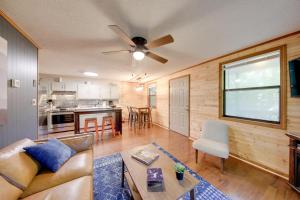 ein Wohnzimmer mit einer Couch und einem Deckenventilator in der Unterkunft Pet-Friendly Ellijay Cabin in the Woods on 1 Acre! in Ellijay