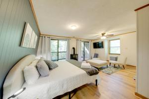 ein Schlafzimmer mit einem großen Bett in einem Zimmer in der Unterkunft Pet-Friendly Ellijay Cabin in the Woods on 1 Acre! in Ellijay