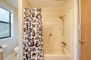 ein Badezimmer mit einem Duschvorhang und einem WC in der Unterkunft Pet-Friendly Ellijay Cabin in the Woods on 1 Acre! in Ellijay + 21 Fotos