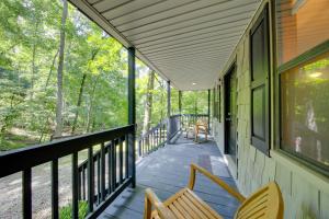eine abgeschirmte Veranda mit 2 Stühlen darauf in der Unterkunft Pet-Friendly Ellijay Cabin in the Woods on 1 Acre! in Ellijay