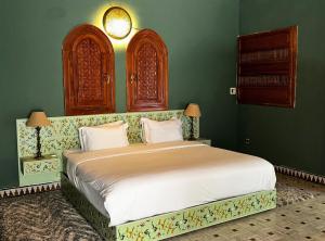 Uma cama ou camas num quarto em Nomadz Palace