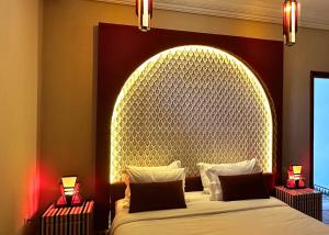 Uma cama ou camas num quarto em Nomadz Palace
