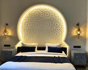 Uma cama ou camas num quarto em Nomadz Palace