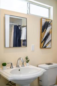 un bagno con lavandino e specchio di Cozy 4 Bedroom Near to Disney, Arcade and Games! a Fullerton