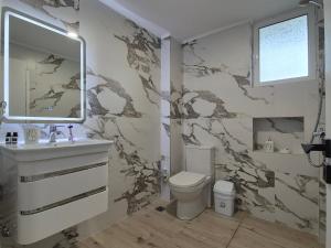 Ένα μπάνιο στο FLORE Rooms +59 φωτογραφίες