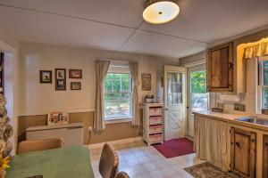 Η κουζίνα ή μικρή κουζίνα στο Pet-Friendly Waterfront Cottage On-Site Bunkhouse