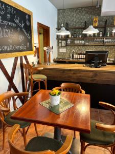 トレボンにあるPenzion Pohádkaのテーブルと椅子のあるレストラン、バー