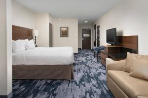 um quarto de hotel com uma cama e um sofá em Fairfield Inn & Suites Baltimore BWI Airport em Linthicum Heights
