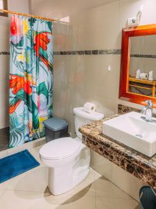 ヌエボ・アレナルにあるTinajas Arenal Lakefront Lodgeのトイレと洗面台付きのバスルーム +49枚の写真