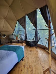 Postel nebo postele na pokoji v ubytování Refugio La Paz EcoGlamping