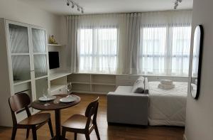 Televízia a/alebo spoločenská miestnosť v ubytovaní Blend Coliving One - 2a