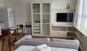 Televízia a/alebo spoločenská miestnosť v ubytovaní Blend Coliving One - 2a