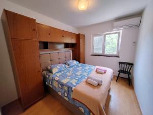 Katil atau katil-katil dalam bilik di Apartments with parking space Barbat, Rab - 22752