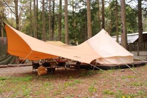 a tent that is sitting in the grass at 森と湖の楽園ＷorkshopＣampＲesort in Fujikawaguchiko