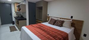 - une chambre avec un grand lit et des oreillers dans l'établissement Summer Flat Ap308 Intermares, à Cabedelo
