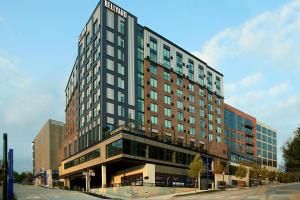 亞特蘭大的住宿－Bellyard, West Midtown Atlanta, a Tribute Portfolio Hotel，一座高大的黑色建筑,上面有标志