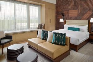 um quarto de hotel com uma cama e um sofá em Bellyard, West Midtown Atlanta, a Tribute Portfolio Hotel em Atlanta